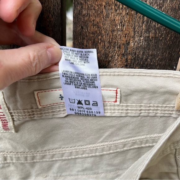 Levi’s Boy Fit Cream Bermuda Shorts NWT Sz 8 Misses - Picture 7 of 13